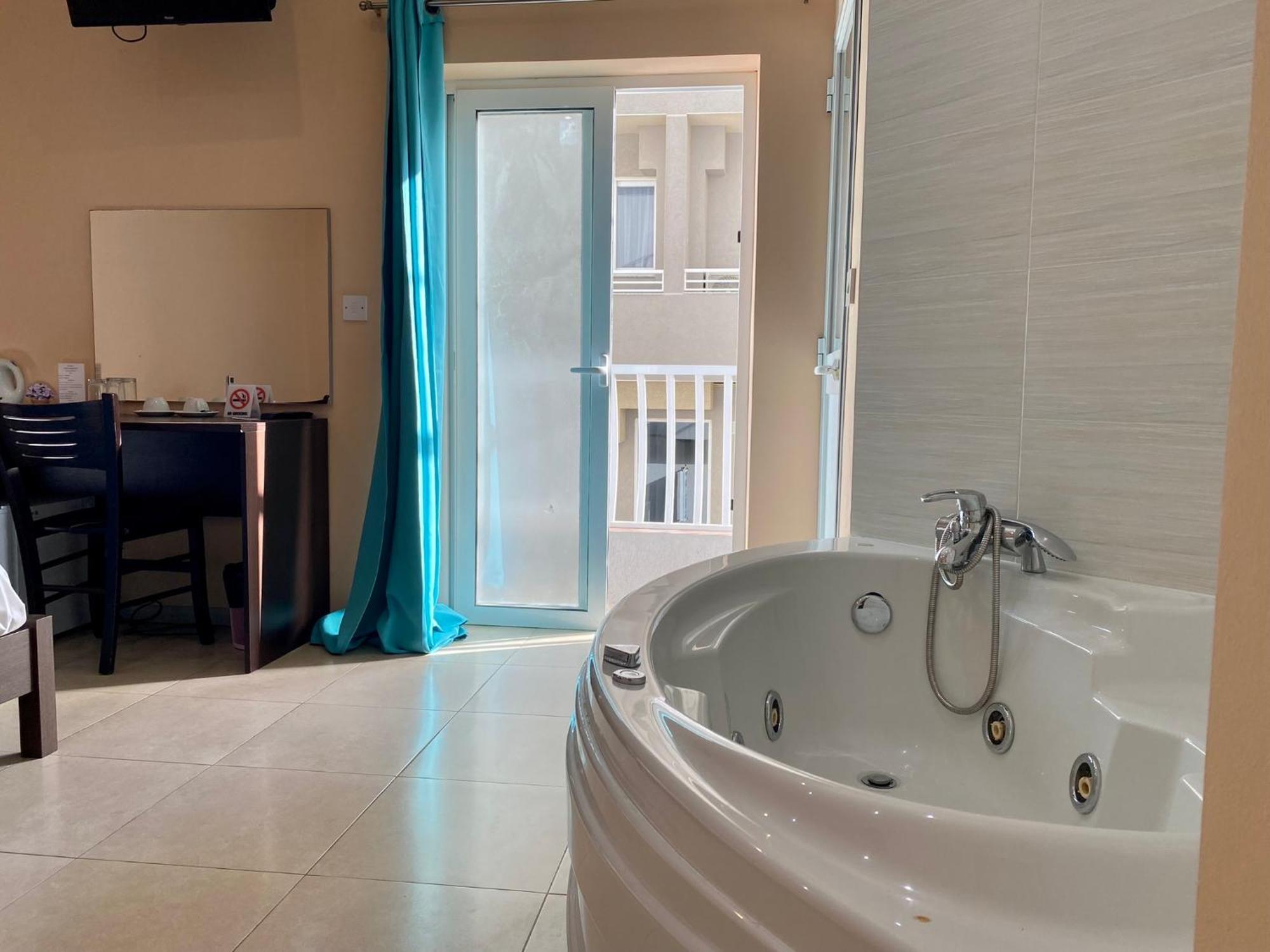 Malta Paradise Central Accomodation Hotel Saint Julian's Ngoại thất bức ảnh